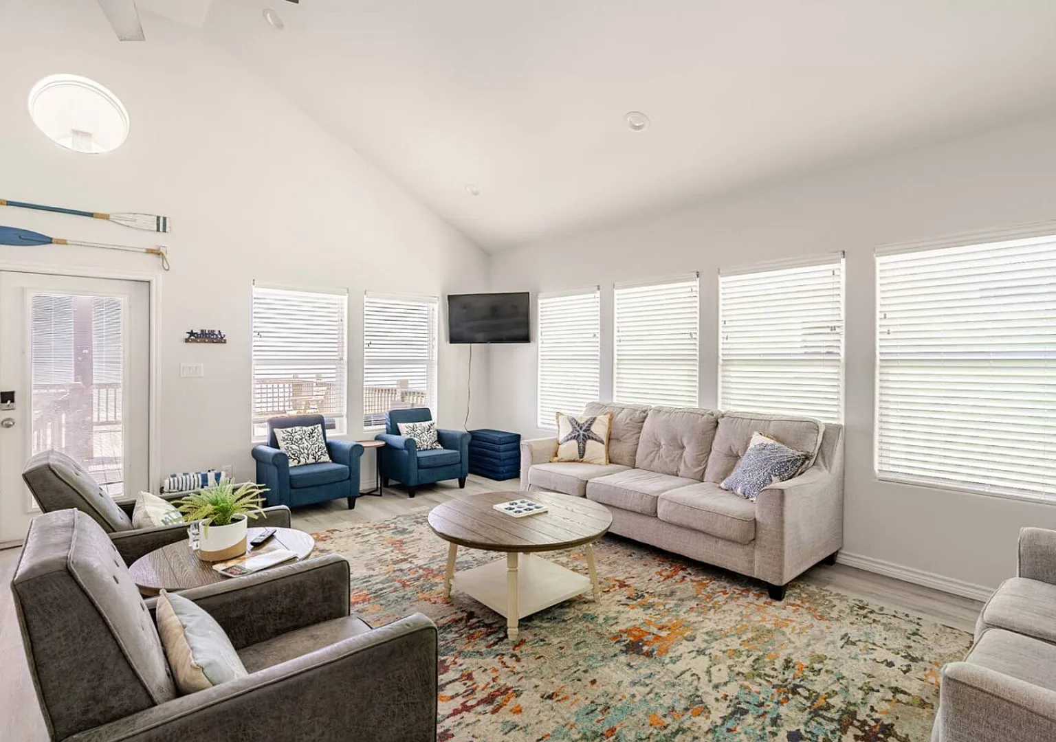 Beachfront, Views, 3bdr/2bth - The Bleu Pearl — Photo 4