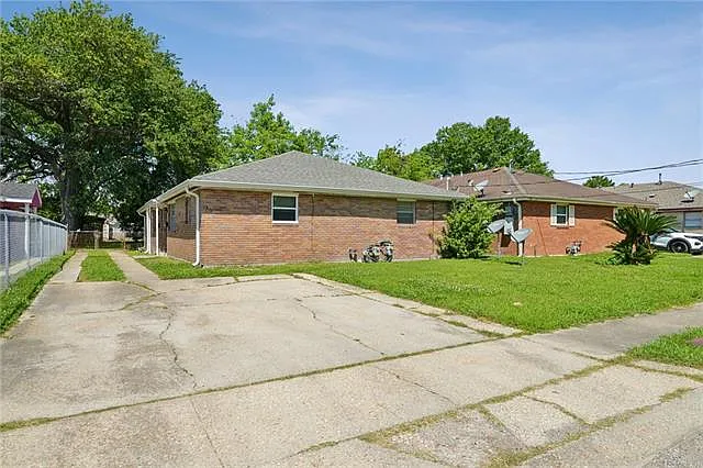 2 bed, 1.0 bath, 900 sqft, $1,200 — Photo 2