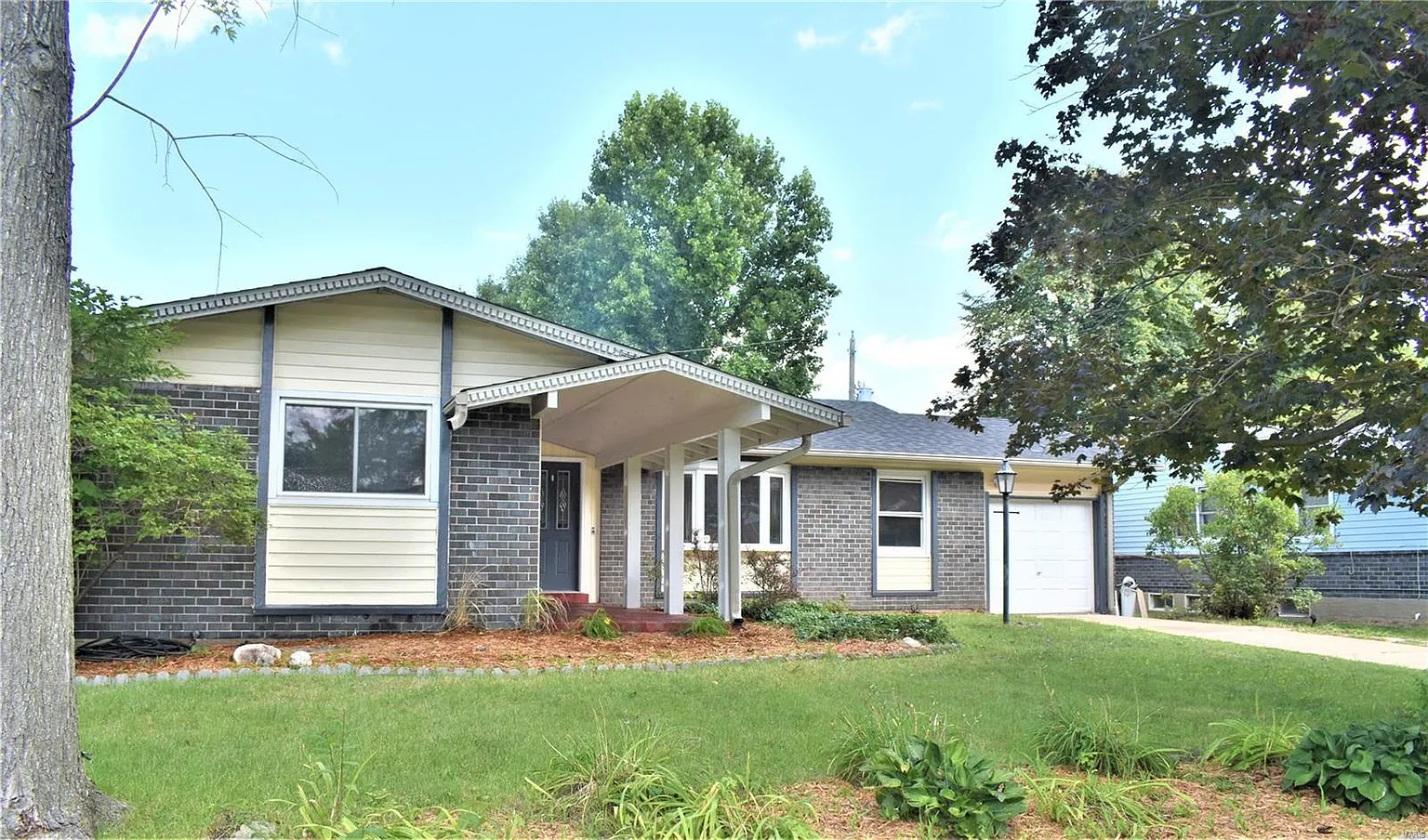 2515 Greenbriar Dr photo 1