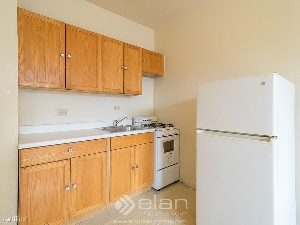 2nd image of 1050 W George St #003