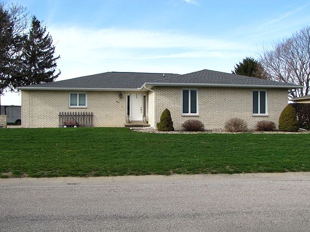 1st image of 802 Fleetwood Dr