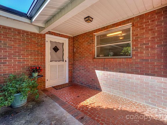 4th image of 165 Fieldstone Farm Dr