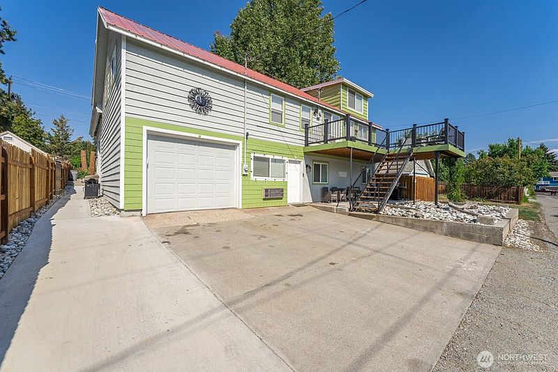 3rd image of 703 Boetzkes Avenue