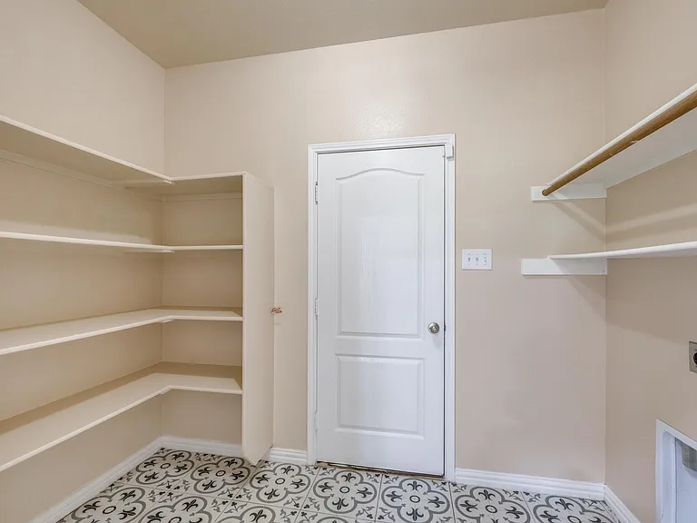 915 Penny Royal Ct — Photo 24