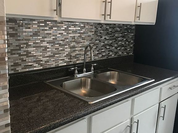 2nd image of 915 Grattan St #915