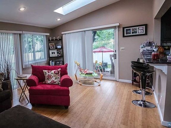 5th image of 3-10 Linden Ln