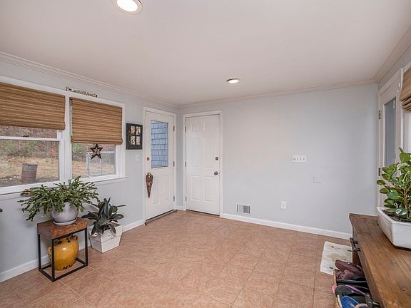 4th image of 402-402A Holmes St