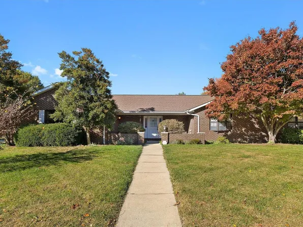 401 Hunters Gln, Belleville, IL 62220