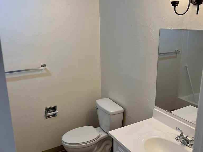 2 Bedroom 1 Bathroom Duplex in Springfield — Photo 9