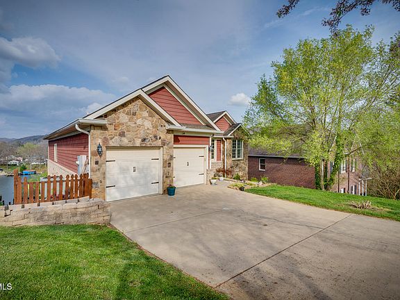 3rd image of 3657 Crest Rd