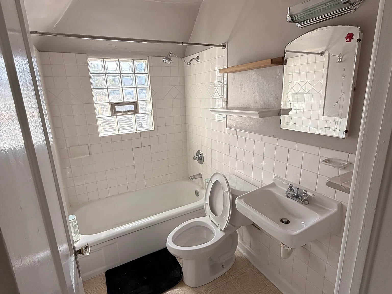 1 bed, 700 sqft, $1,300 — Photo 3