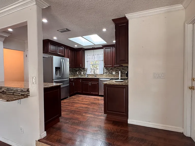 700 Governors Cir — Photo 17