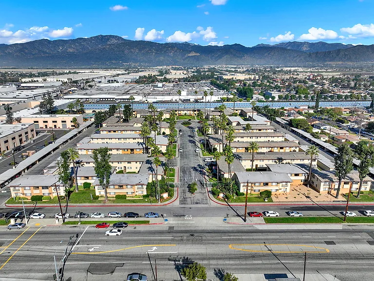 Serrano Apartments — Photo 52