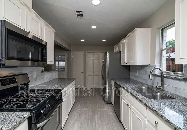 2726 Starcrest Ln — Photo 7