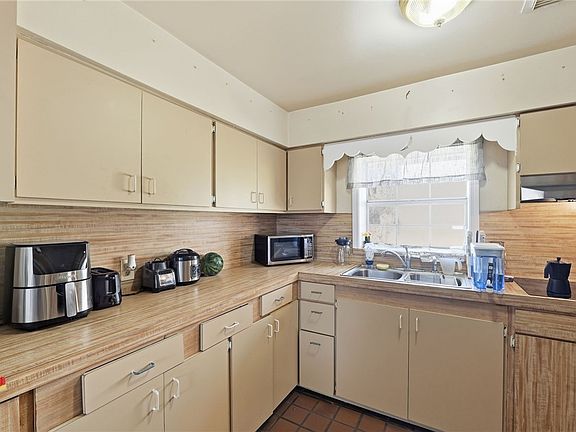 4th image of 2418 S 28th St
