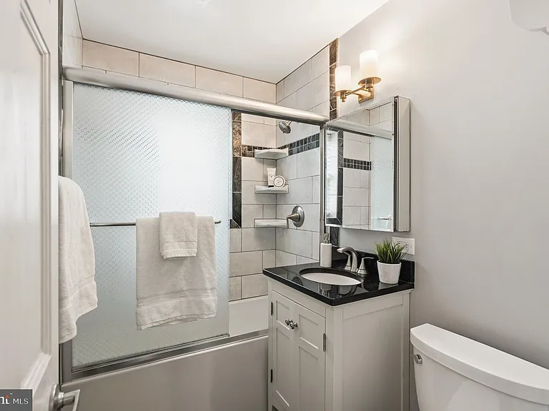 7034 Strathmore St #306 — Photo 14