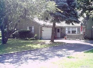 16 Village Ln, Bohemia, NY 11716
