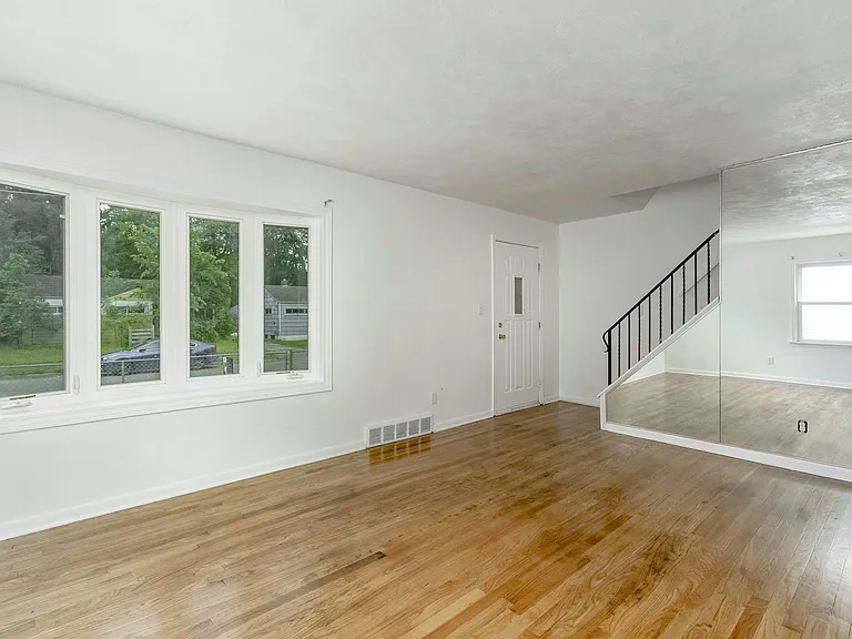 610 W Austin Ave — Photo 5