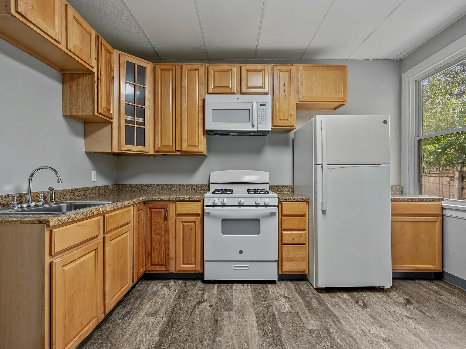 5 bed, 2098 sqft, $1,895 — Photo 2