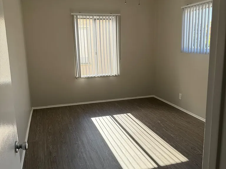 5309-5315 Whitsett Ave — Photo 35
