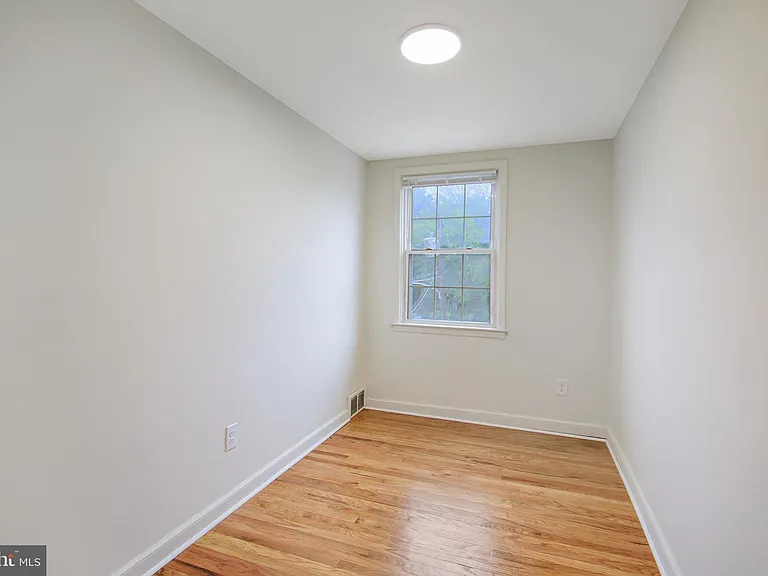 505 Stratford Rd — Photo 8