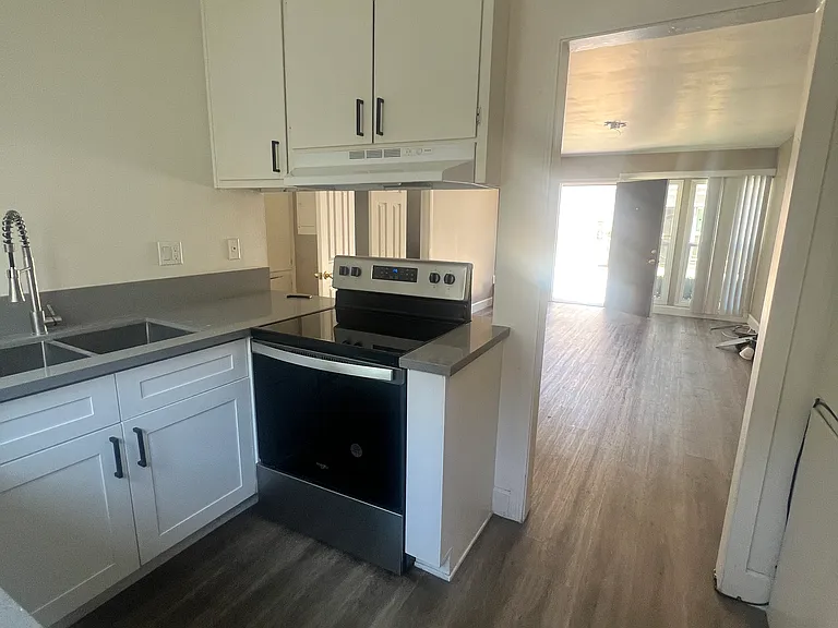 235 E Burnett St #9 — Photo 6