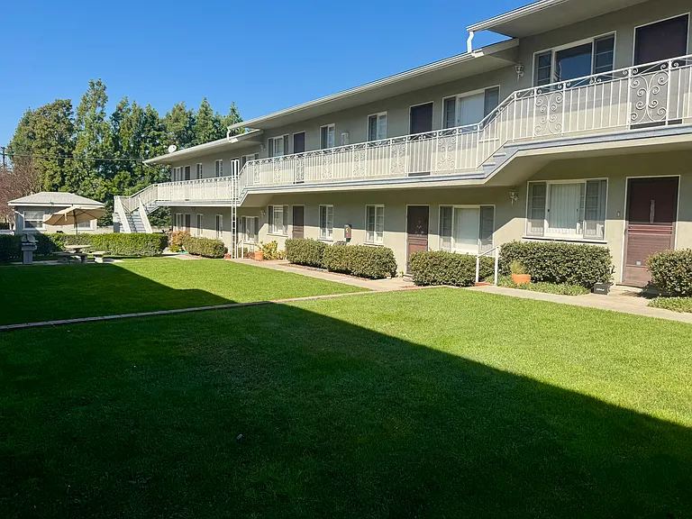 The Town House of Whittier — Photo 16