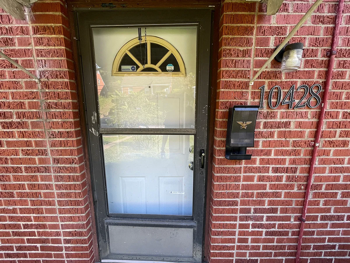 Main entryway - 10428 Lindberg Ave