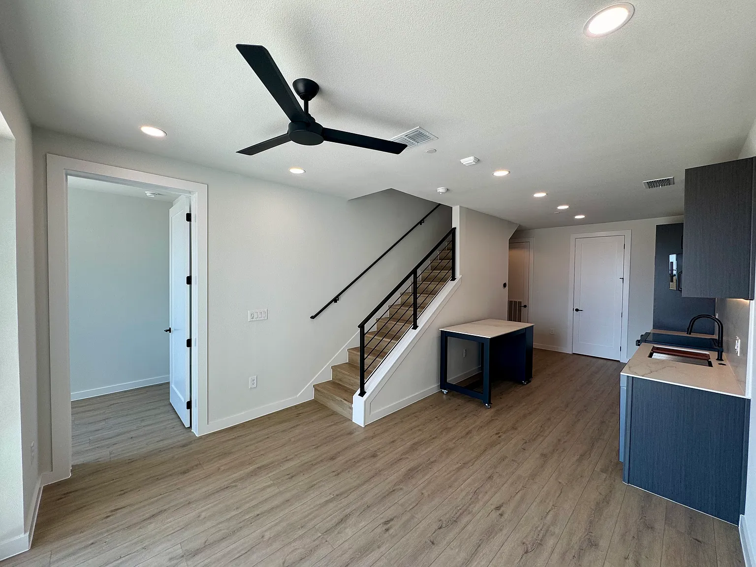 2 bed, 2.5 bath, 1160 sqft, $2,150 — Photo 4