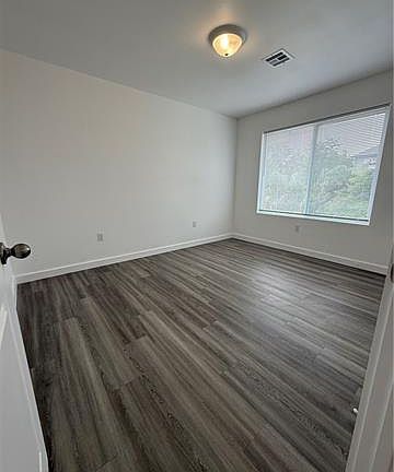 5th image of 715 N Woodlawn Ave