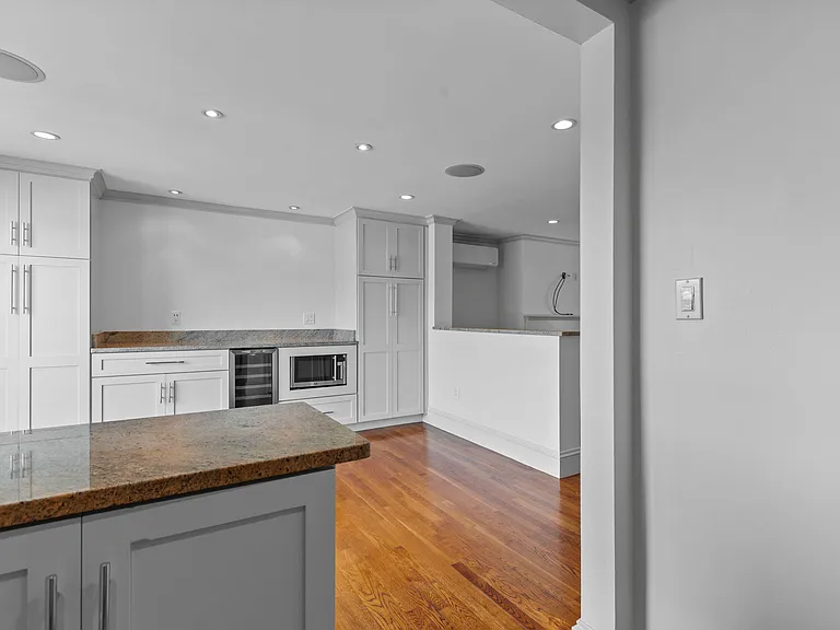 256 W 3rd St #2 — Photo 6