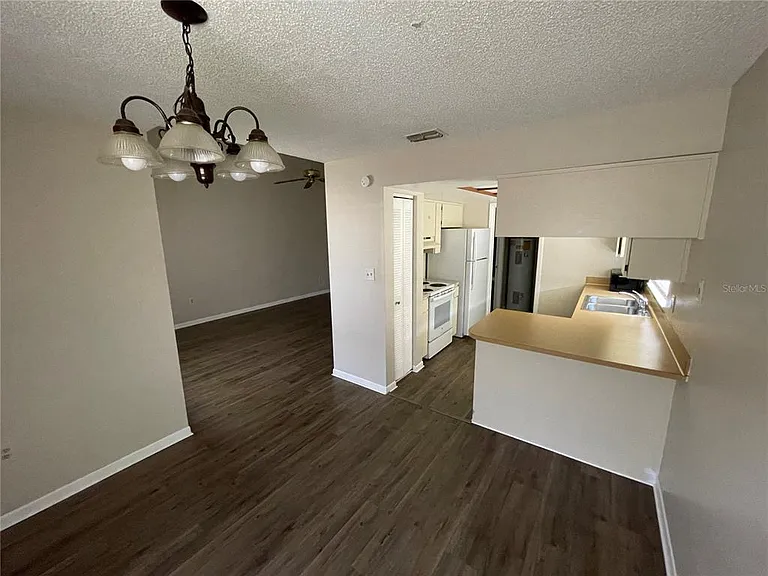 750 Zella Ln — Photo 4