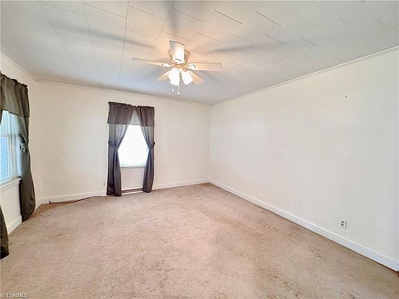 3rd image of 105 Pine St