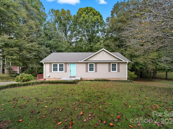 4168 Forest Point Dr, Hickory, NC 28602