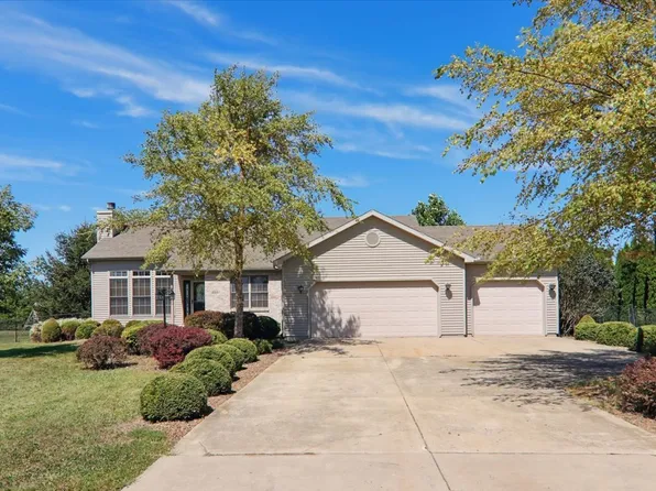 333 Clearview Rd, El Paso, IL 61738