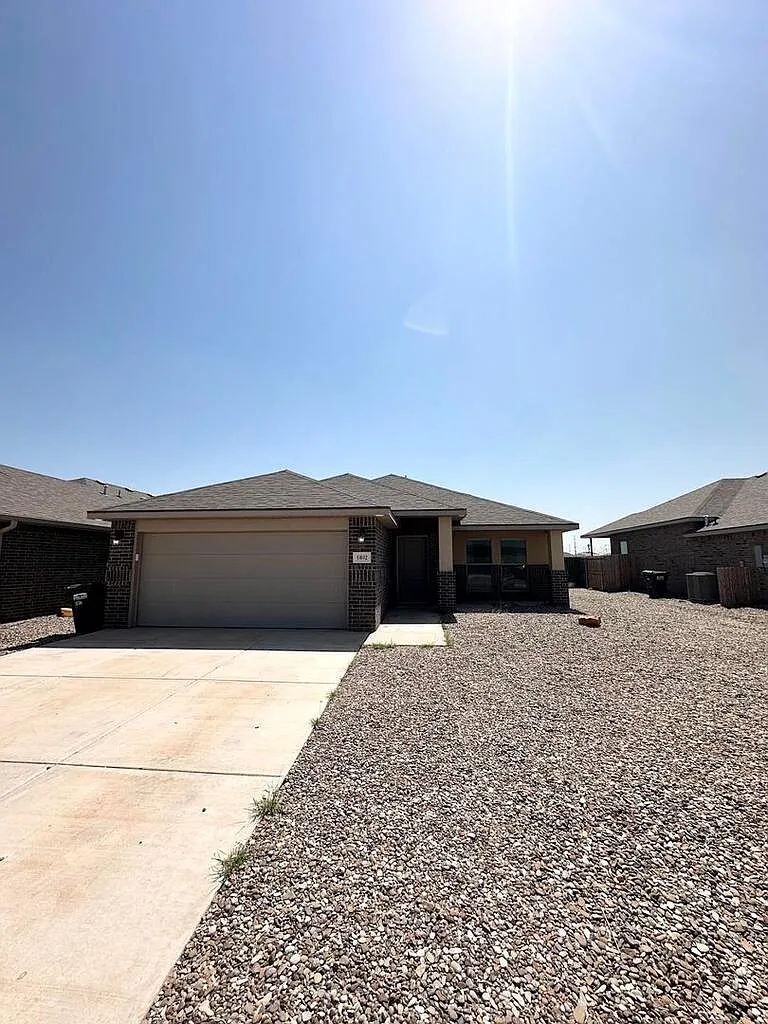 3 bed, 2.0 bath, 1656 sqft, $2,400 — Photo 1