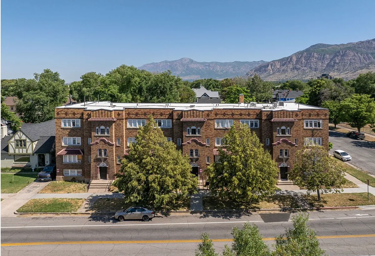 Building Photo - 670 E 26th St