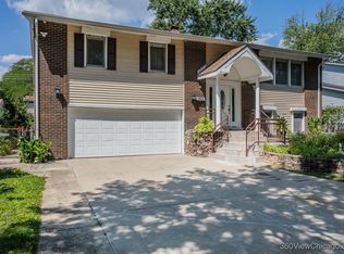 1414 S Robert Dr, Mount Prospect, IL 60056