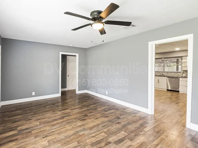 1521 W Blum St — Photo 10
