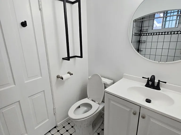 233 1/2 Pomona Ave #1/2 — Photo 11