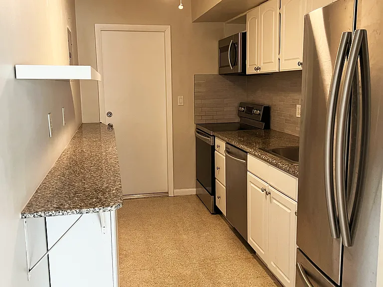605 NE 9th Ave #3 — Photo 4