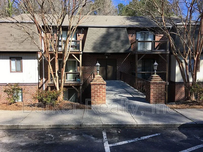 2 bed, 1.0 bath, 823 sqft, $1,200 — Photo 1
