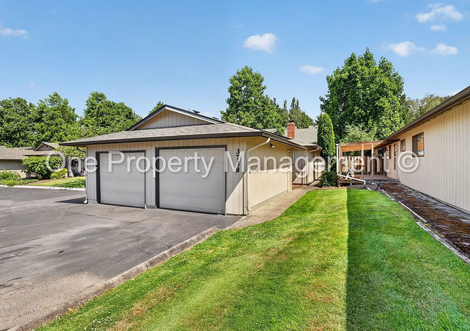 Well Maintained 55+ Condo with Fenced Yard — Photo 2