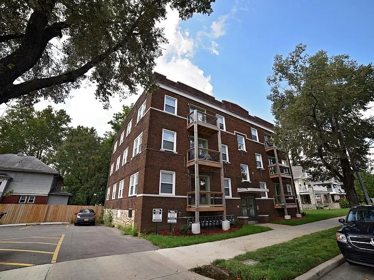 1215 Brush Creek Blvd — Photo 1