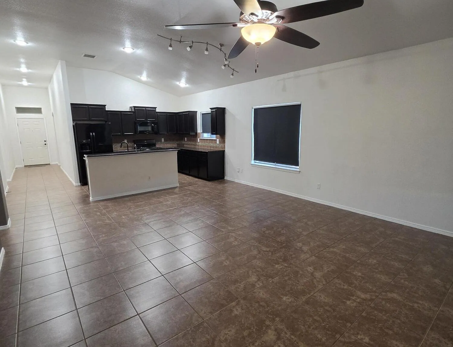 4 bed, 2.0 bath, 1807 sqft, $2,000 — Photo 4