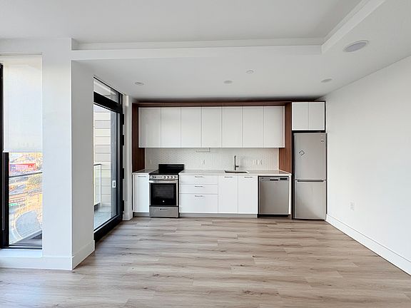 2nd image of 228 E 135th St #904