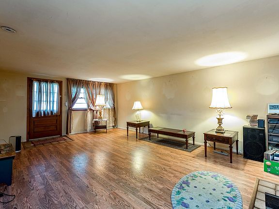 3rd image of 516 Cypress St