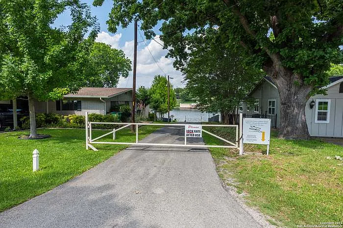 305 Riverside Dr — Photo 20
