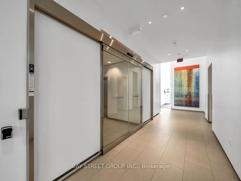 105 The Queensway — Photo 4