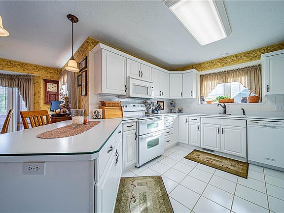 4th image of 7683 Debonaire Dr